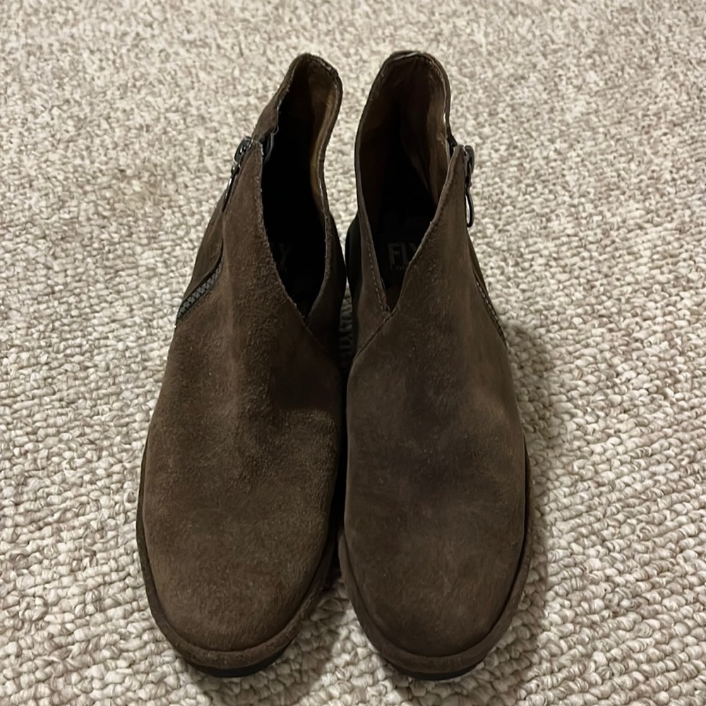 FLY London SZ 39 US SZ 8.5 suede ankle boots. Preowned in great condition.
